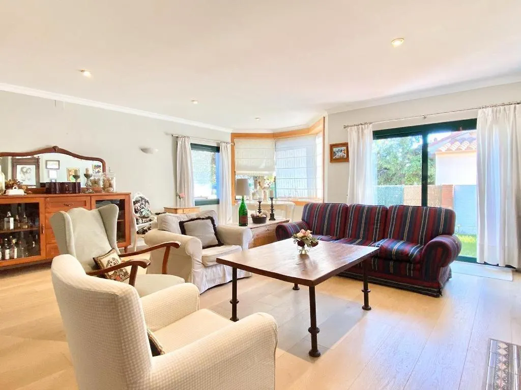 Kontakte von Cozy Holiday Home With Pool In St Pere Pescador